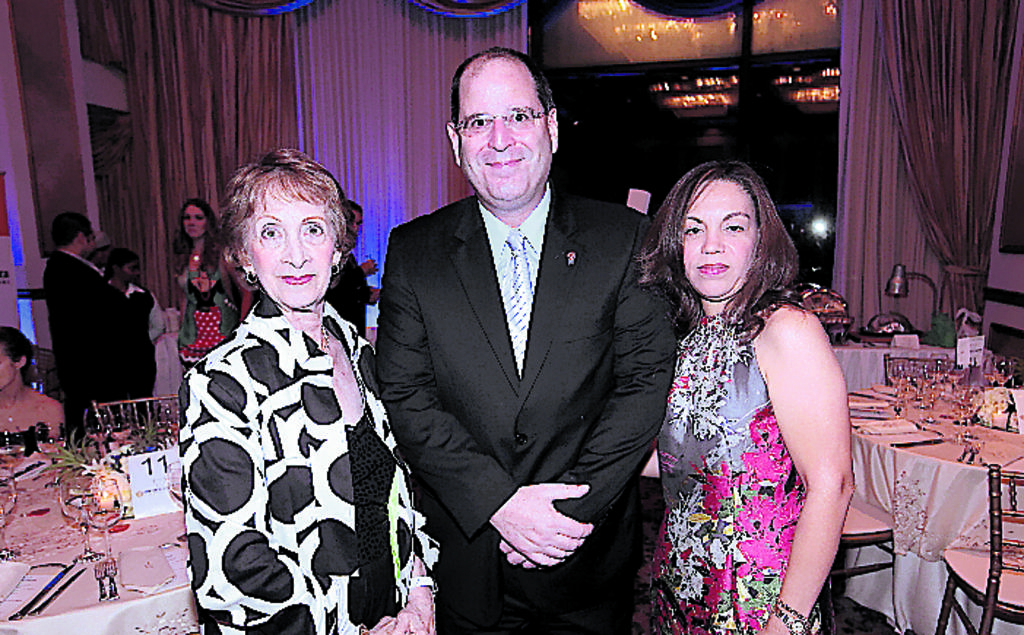 Ana Victoria Vigil, José Antonio Sierra y Lissy de Sierra.()