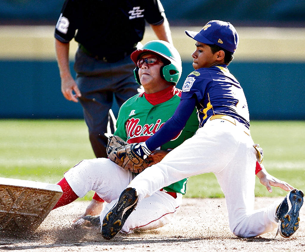 Labor. Daniel Cruz (dcha.) pone fuera a Ramón Ballina.()