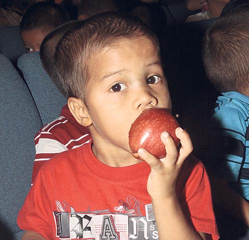 <p>Mmm, ¡qué rica manzana!</p>
