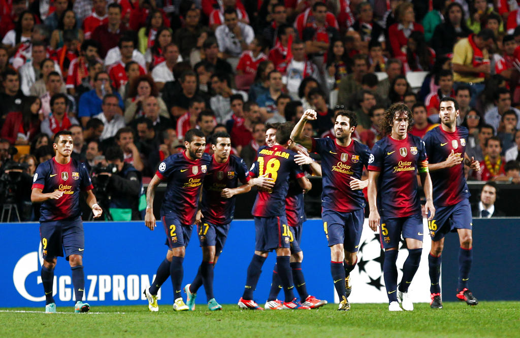 Cules celebran uno de los dos goles que anotaron ante Benfica. Foto/AP<br>
