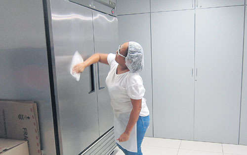 <p>Trabajo. Ihyocita Sánchez ahora hace comidas para bufé.</p>