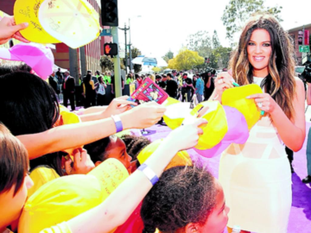 Kloé Kardashian, más delgada, a su paso por la alfombra naranja.