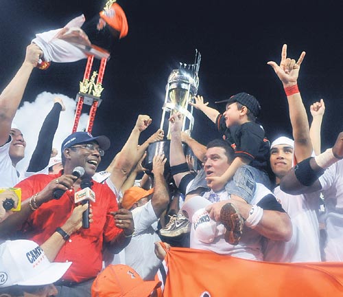 <p>Con la copa. Carlos Muñoz y su hijo celebran. </p>