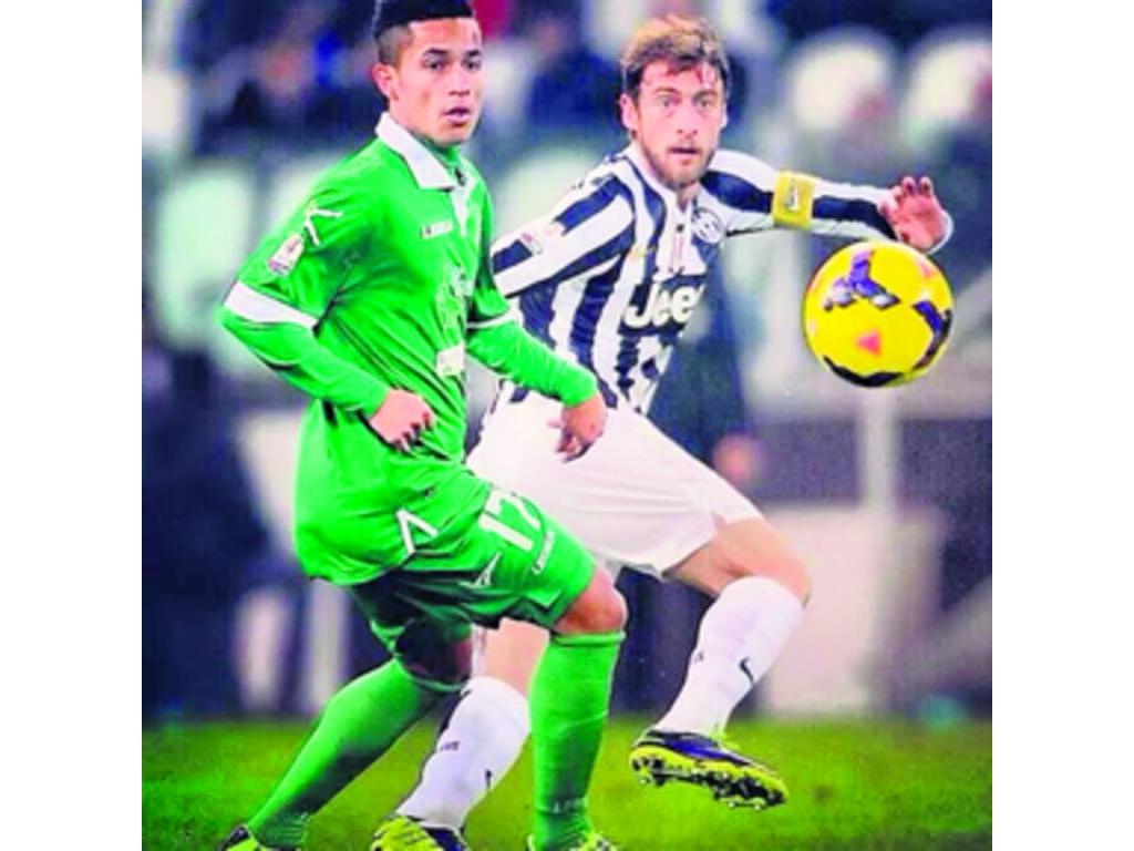 Eric Herrera (izq.) es marcado por el juventino Claudio Marchisio.(Cortesía )