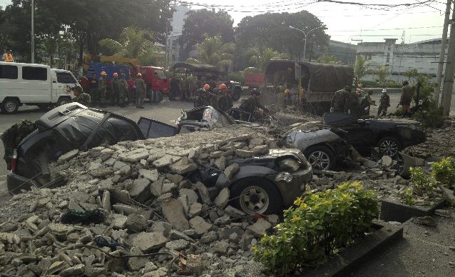 Carreteras, puentes y edificios colapsaron en Filipinas. Foto/EFE<br>