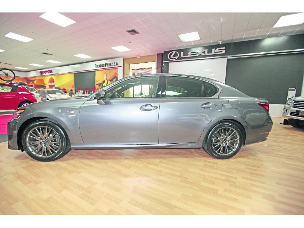 Lexus GS 2013. Cuenta con un motor V6 de 3.5 litros, 24 válvulas y 286 caballos de fuerza y un equipamiento moderno en el que resaltan: control de tracción y estabilidad electrónico, Bluetooth, etc. ()