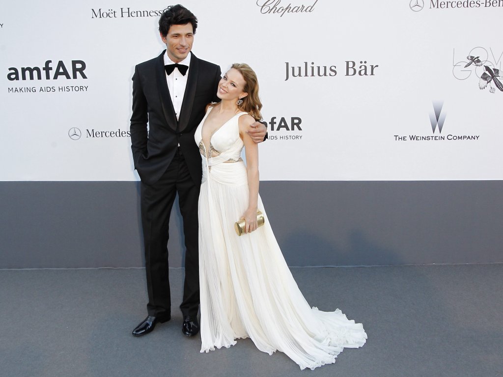 Kylie Minogue y su acompañante, el modelo español Andres Velencoso. EFE.<br>
