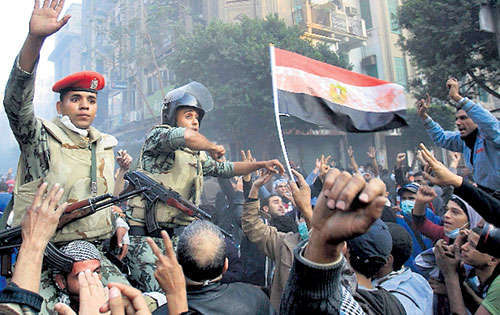 <p>Apoyo. Soldados se unen a los manifestantes.</p>