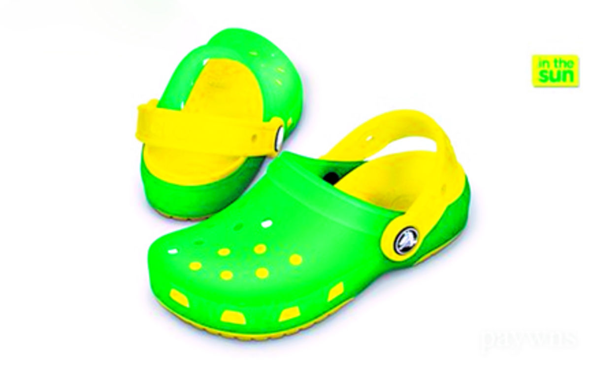 La compañía de ropa Crocs ha sacado a la venta una nueva colección llamada Crocs Camaleón, en la que los zapatos cambian de color en contacto con la luz del sol. Una línea muy original.( crocs camaleón)