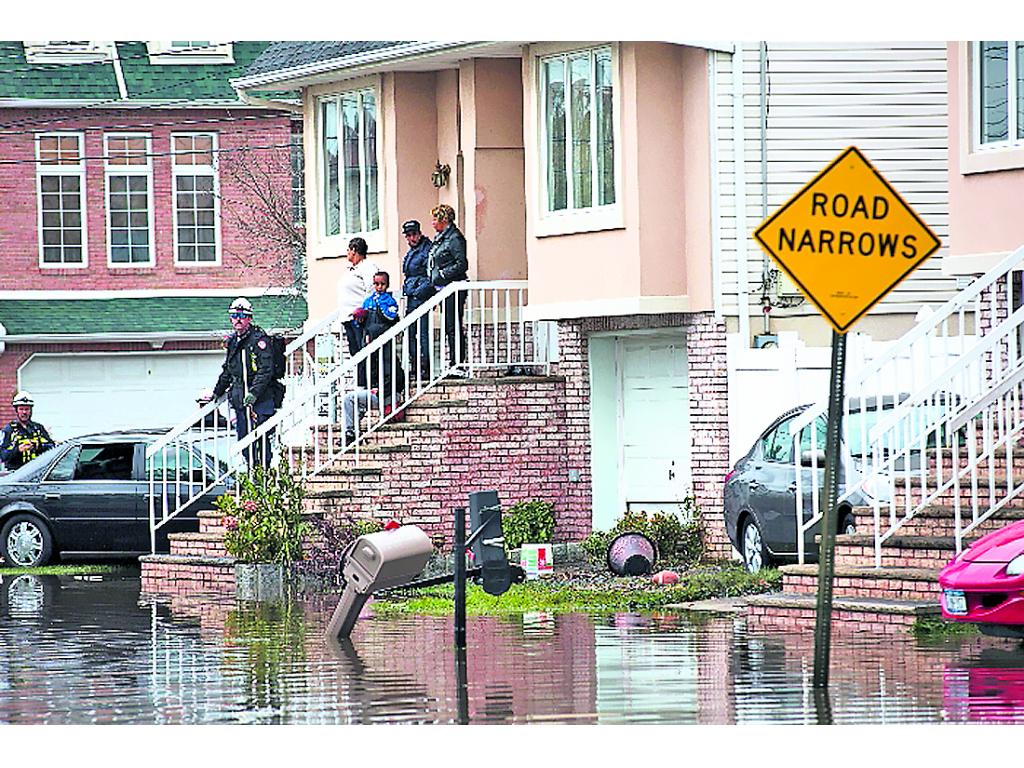 Crisis. Rescatistas buscan a los damnificados.(AP)