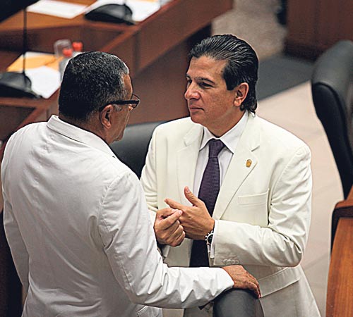 <p>Cara a Cara. José Popi Varela conversa con Muñoz. </p>