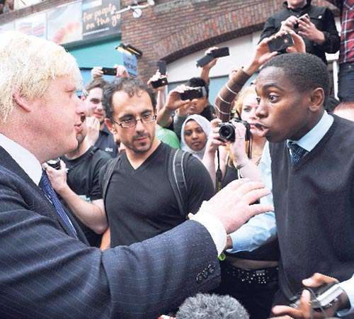 <p>Disgusto. El alcalde de Londres, Boris Johnson, habla con Leon Fearon, de 19 años (a la derecha), de Lewisham.</p>
