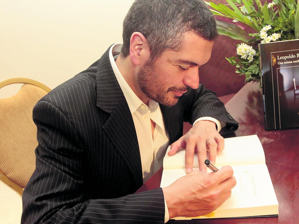 Galardonado. Leopoldo Brizuela dedica un ejemplar.()