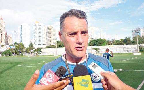 <p>El técnico. Enrique Llena quiere los tres puntos.</p>