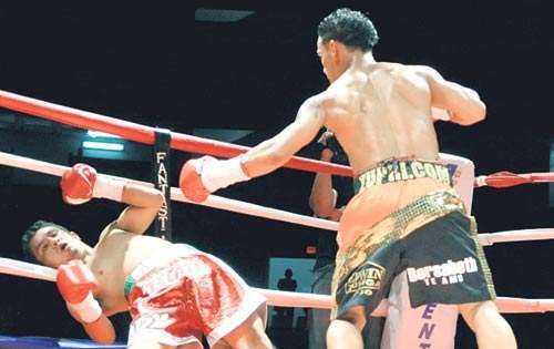 <p>Poder. Chango se va contra las cuerdas antes de caer a la lona en el primer asalto.</p>