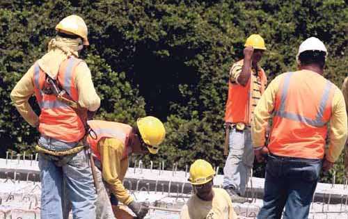 <p>Obreros laboran 24 horas.</p>