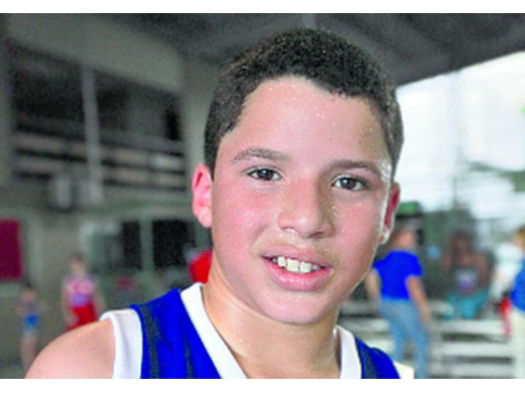 El trabajo en equipo fue lo que nos hizo llegar hasta aquí, y espero que así sea el día de la final. Solo queda seguir practicando para mejorar cada día en el baloncesto, que es mi deporte favorito.(Emir Pinillo)