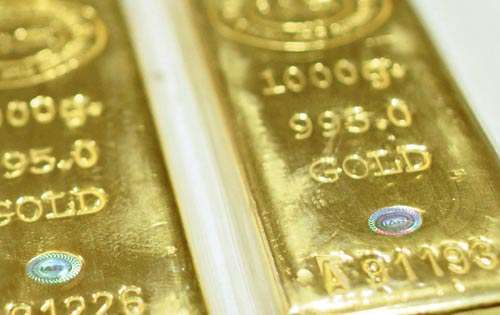 <p>Crisis. Momentos en que se duda de la estabilidad del dólar, el oro podría llegar a costar $1,700 la onza. </p>