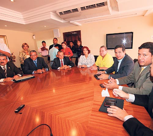 <p>¿Aliados? Representantes de ambas bancadas se reúnen.</p>