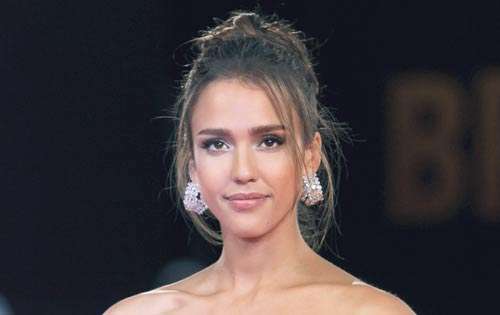 <p>Le encanta mostrar sus hombros.</p>