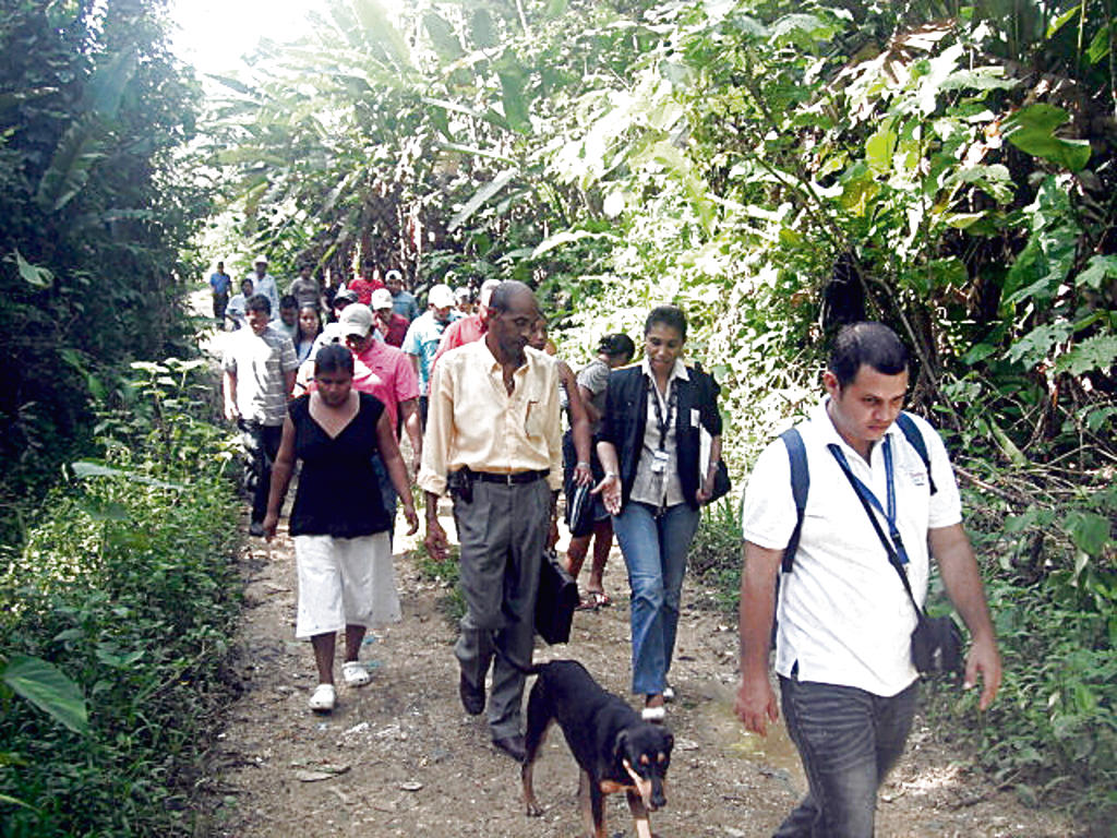 Unidos.Los afectados recorrieron el lugar del vertedero.(Armando Echeverría)