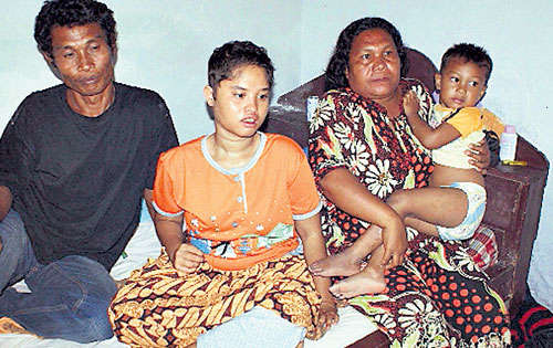 <p>Respeto. Una familia de Aceh ora frete a una fosa común.</p><p>Esperanza. La joven Meri Yulanda, se reencontró con su familia.</p>