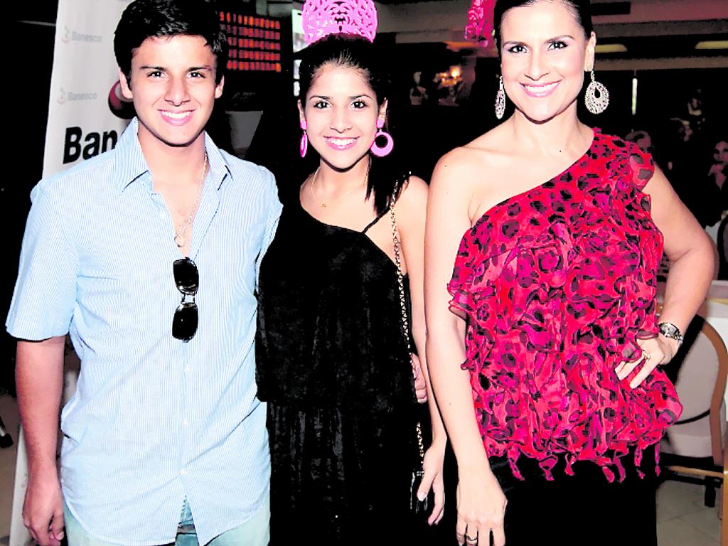 Juan José Suárez, Carmen Suárez, Maribel de Suárez.()