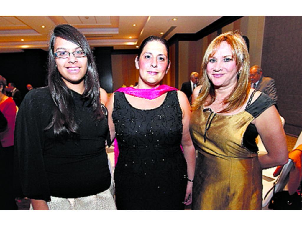 4. Stephanie Barrios, Daysi Barrios y Roxana van der Plas.