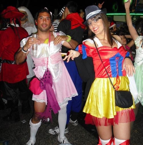 <p>Afú posó con varios de los asistentes al carnaval. </p>