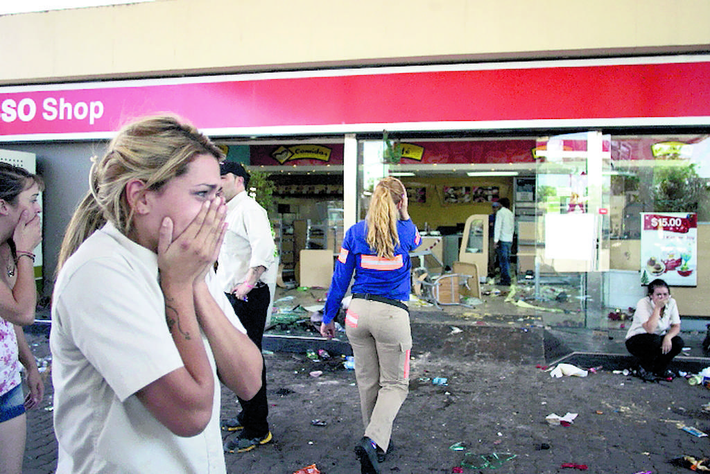 Tristeza. Destrozos en una estación de servicio.(EFE)