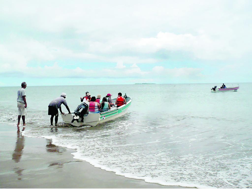 Alrededor de 600 pescadores provenientes del sur de Chile marcharon hoy pacíficamente por la capital chilena para protestar contra un proyecto de ley de pesca que se discute en el Congreso. Foto/Ilustrativa.<br>