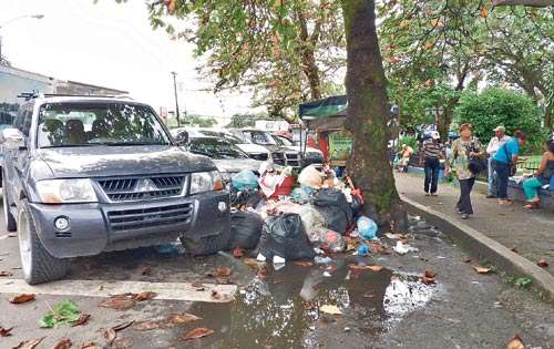 <p>Irresponsabilidad. Se tira la basura por todas partes.</p>
