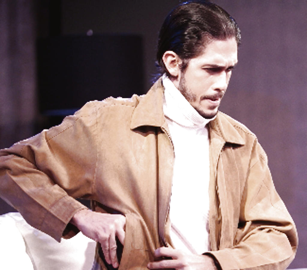 Inició su carrera teatral en 1995. Participó en Juego para dos, La novicia rebelde y Mi bella dama.()