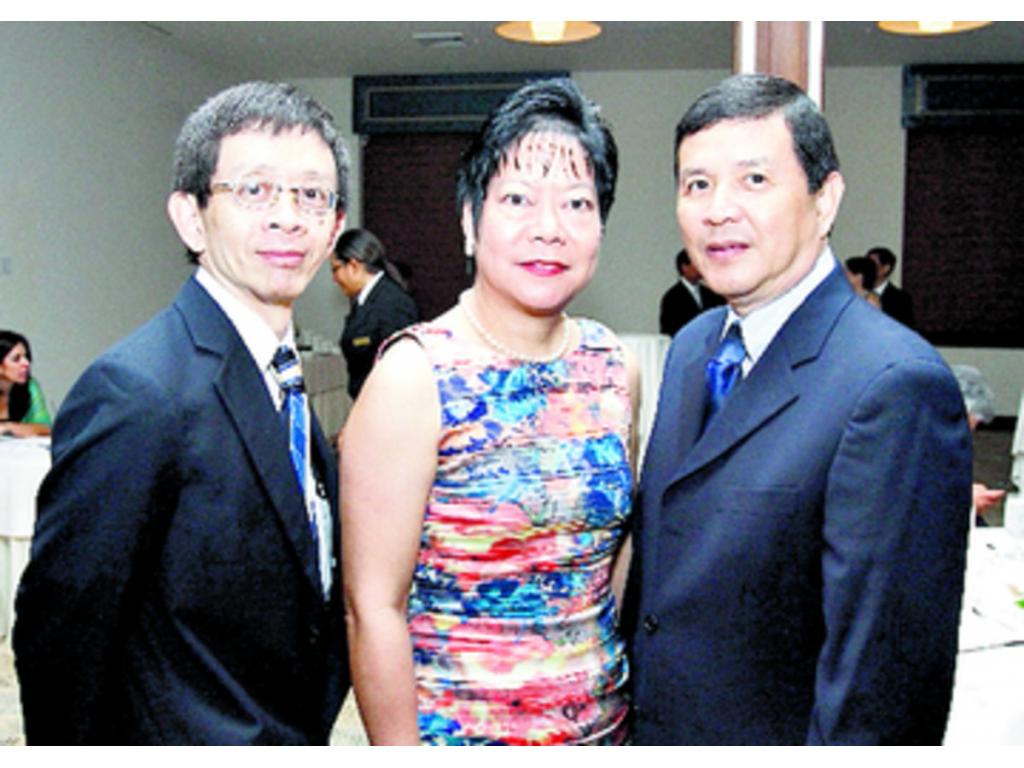 3. Michael Chen, Graciela de Chen y Mario Chen.