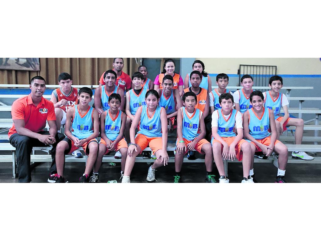 Jugadores de baloncesto de la categoría 14-17 años, junto a su entrenador Adriano Masías.()