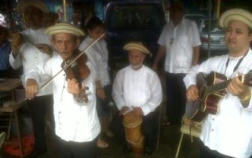 Se escuchan los violines, tambores y guitarras.<br>