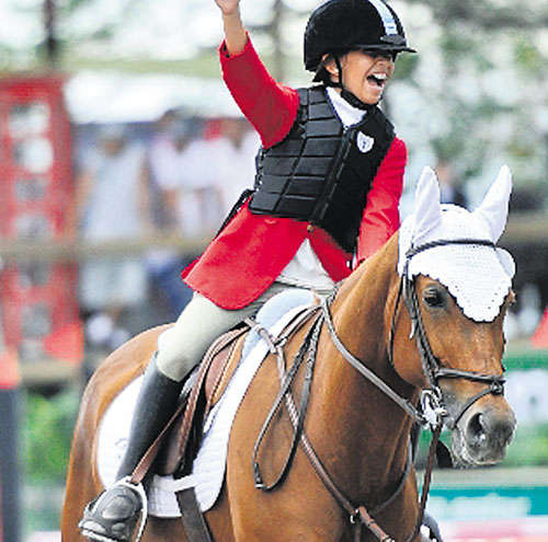 <p></p><p>Silvana celebra.</p>
