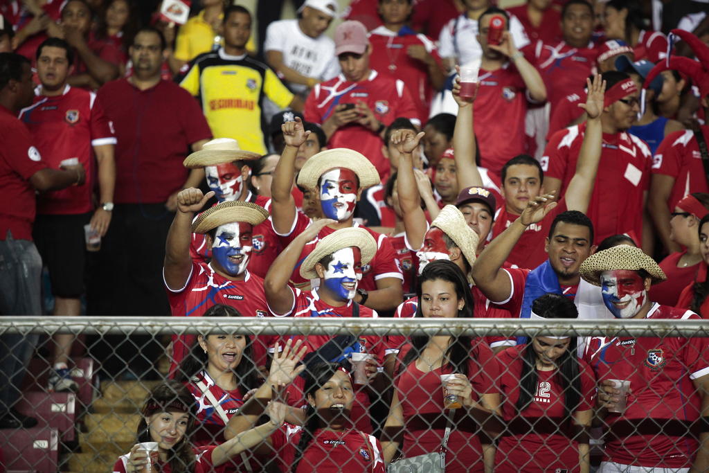 Fanáticos apoyando a su selección. Foto/Archivo<br>