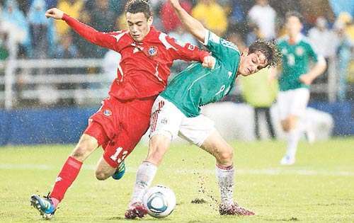 <p>Mundial. Francisco se bate con un mexicano.</p>