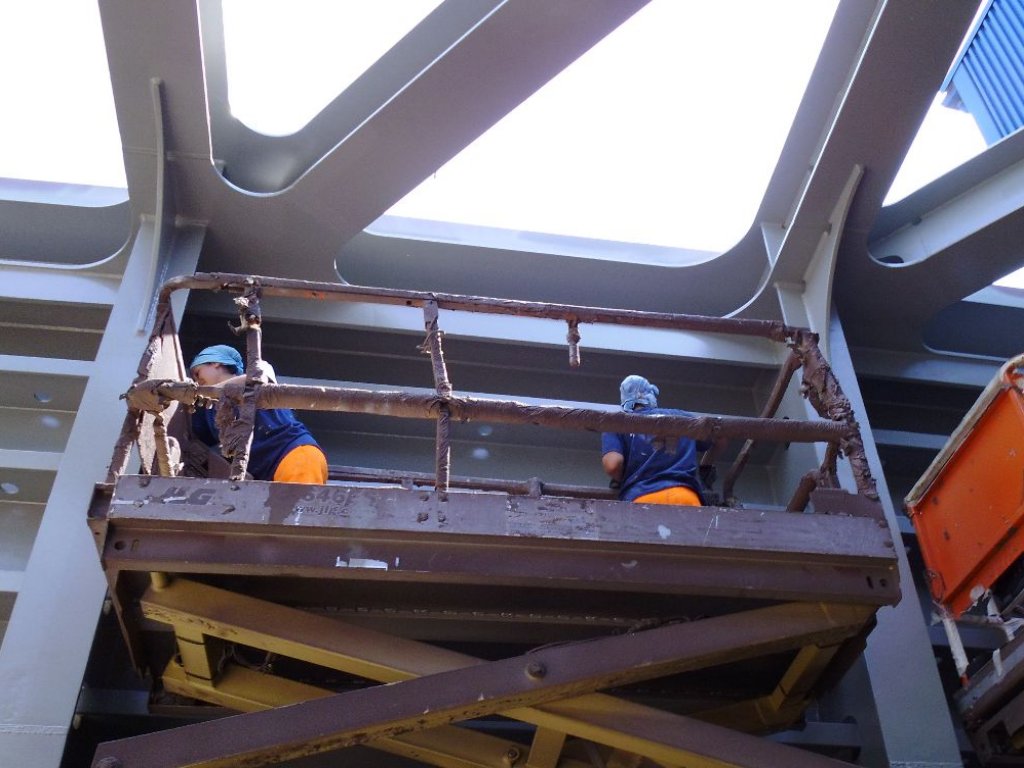 Trabajadoras pintan las compuertas. Foto/Cortesía<br>