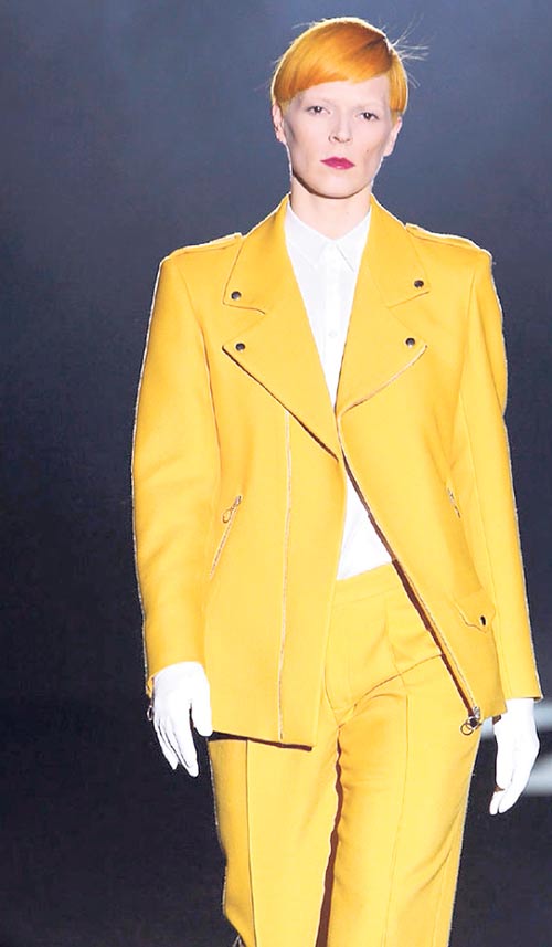 <p>Bimba Bosé, la sobrina de Miguel Bosé, desfila en personajes andróginos.</p>