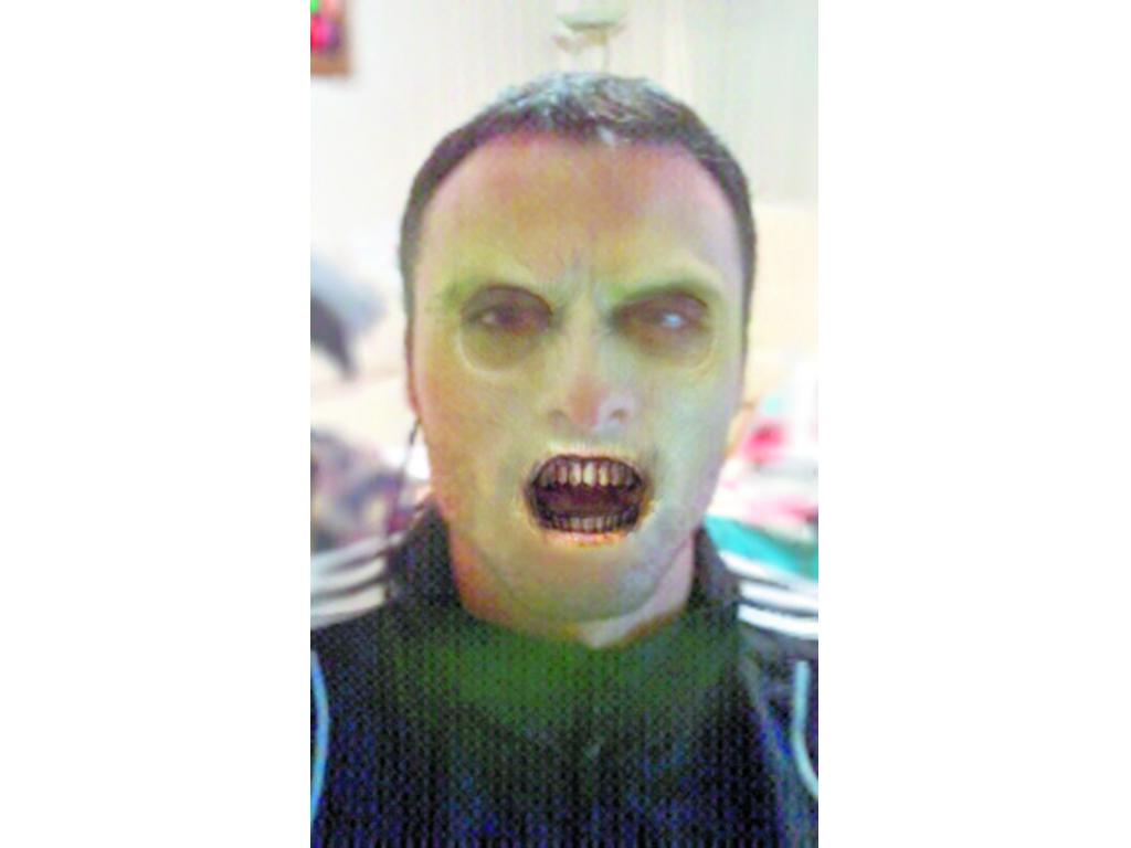 Incluye más de 50 variaciones. El proceso es muy sencillo: tomas o escoges una foto, ZombieBooth detecta ojos y boca, y en poco más de 5 segundos tienes un zombie.