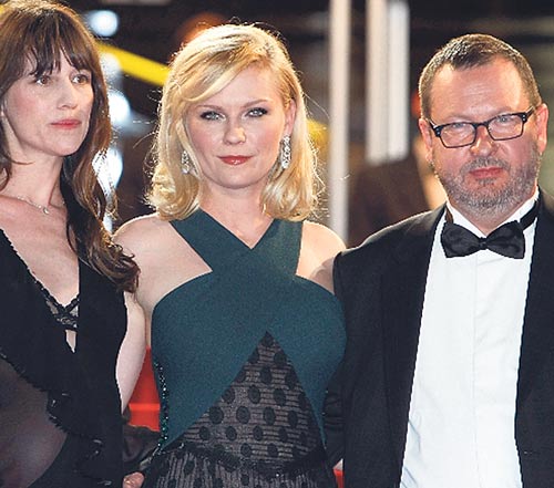 <p>Gala. Charlotte Gainsbourg, Kirsten Dunst y el director</p>