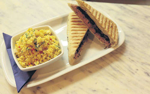 <p>Panini de jamón rosbif y ensalada cuscús.</p>