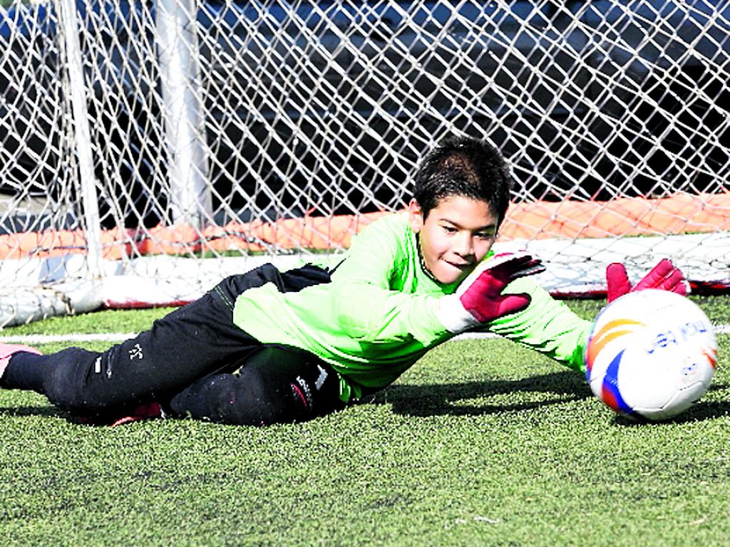 Una espectacular atajada.(Anayansi Gamez)