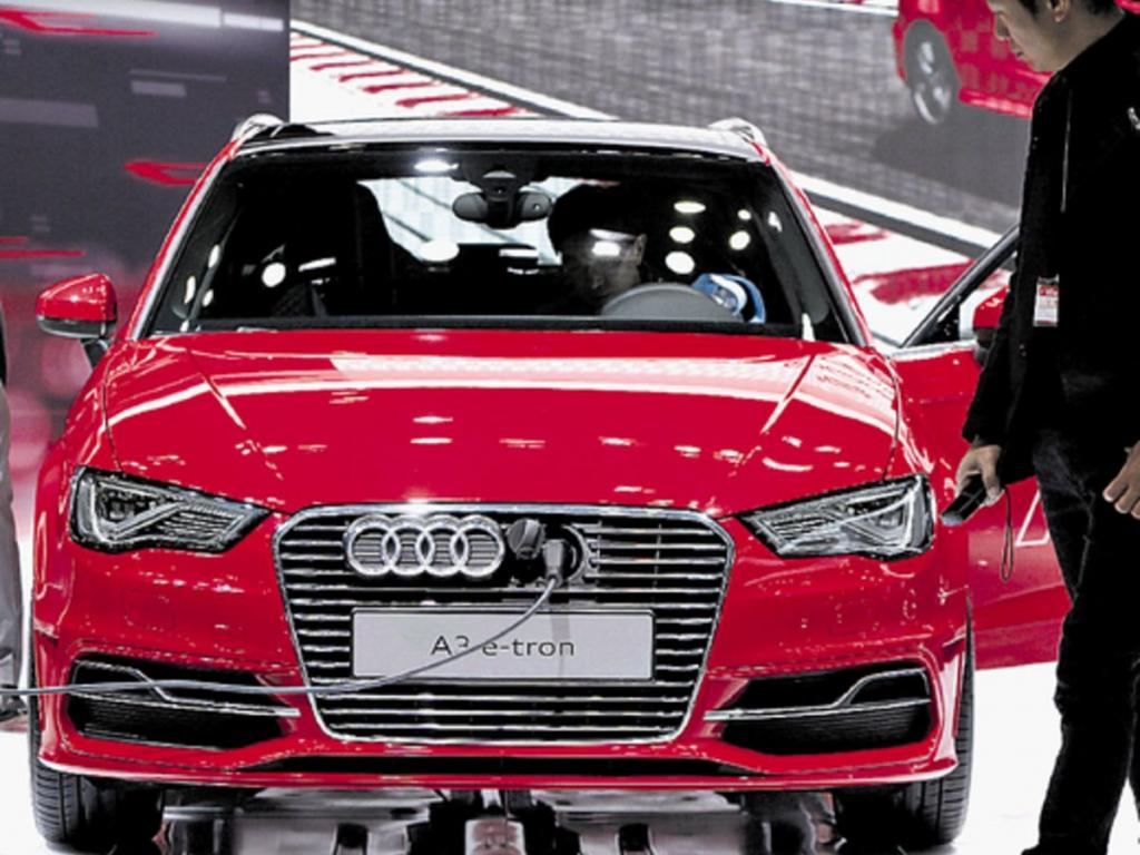 El Audi AG A3 es un vehículo híbrido con una batería que se puede recargar por la parrilla. ()