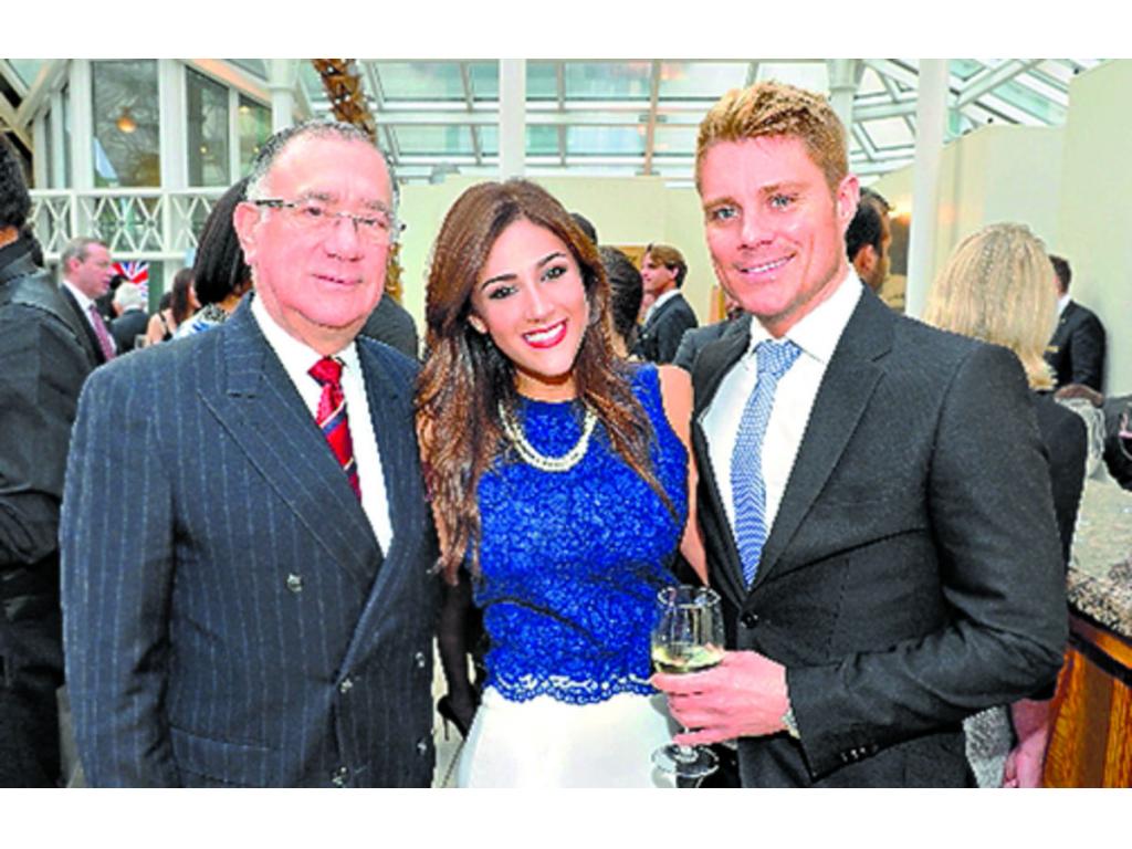 4. Juan Falconi Puig, Monique Vega-Padilla y Mat Hodgson.
