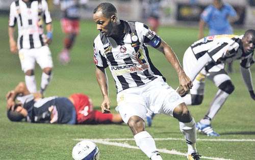 <p>Cumplidor. Jean McLean jugó hoy desde el arranque del partido.</p>