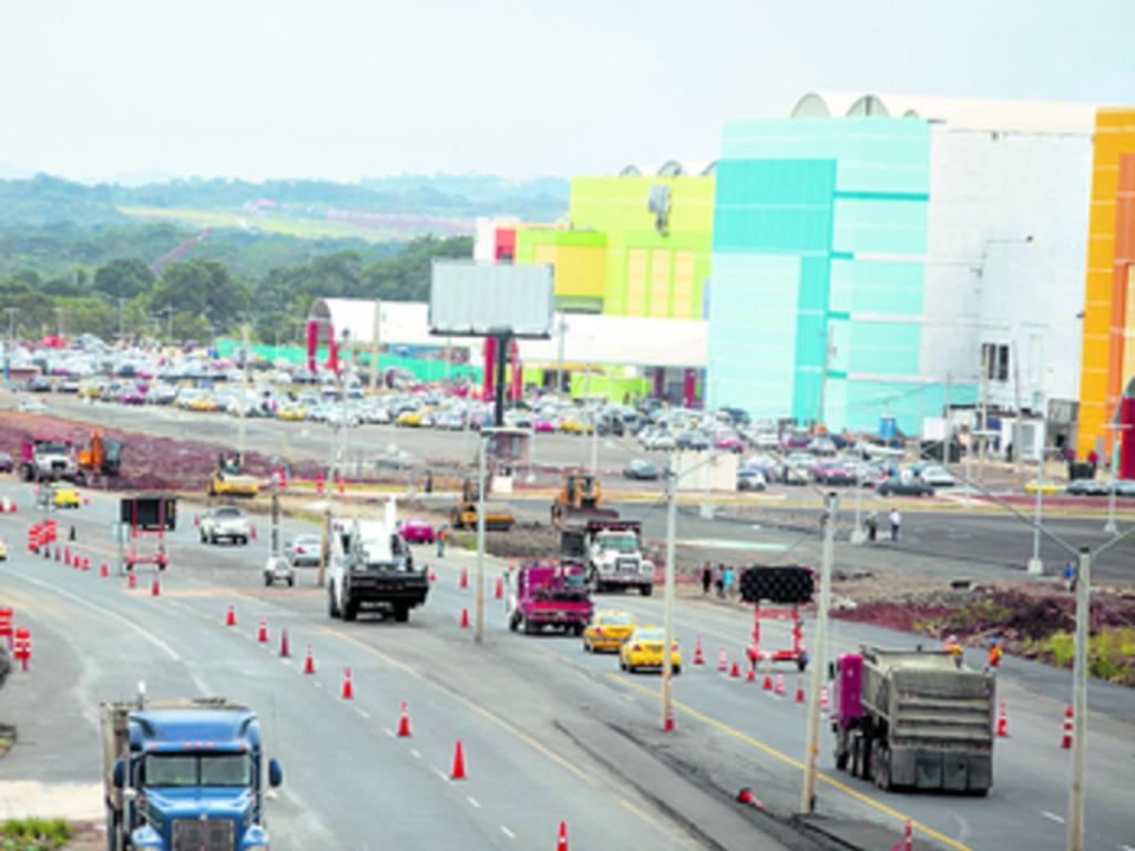 La ampliación de la autopista ha permitido que el comercio se expanda de forma considerable.(Raymundo Rivera)