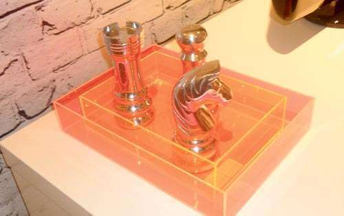 <p>Accesorios. Bandejas en neón con esculturas color plata.</p>